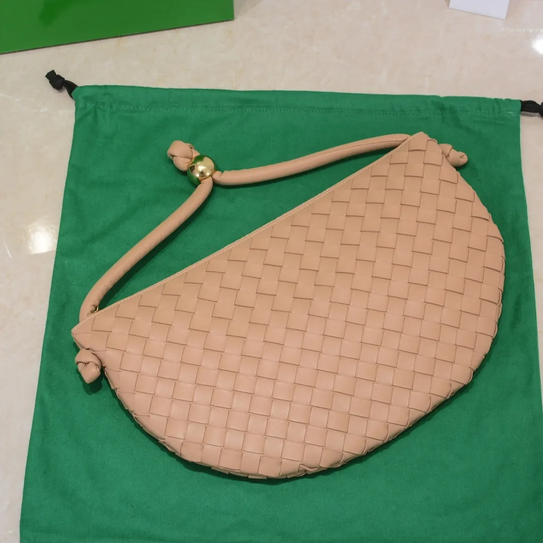 Batch 1260 BV has released a new product. TURN # Recommended new popular style is still the classic woven logo that we can recognize at a glance. It is really a unique style that is familiar and unfamiliar! Made of sheepskin woven with beautiful gold beads on the shoulder straps for free adjustment. When in use, you can switch between the shoulder and handle bag at will. It has a concave and convex shape anytime and anywhere. It is a practical king with a unique personality. With the right color combination, it can be sweet or salty. It is full of style. Summer catwalk style is beautiful. Pull it out quickly. Size: 40*3*24, model: 6699-3#